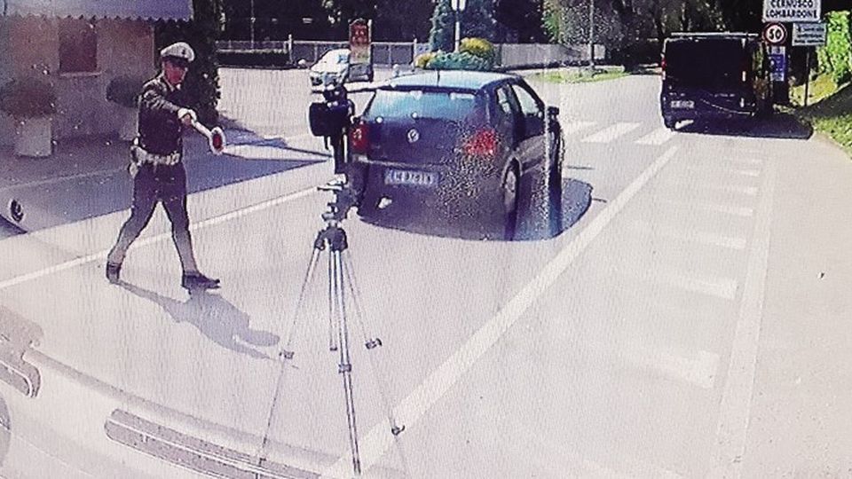 Va in moto a 126 all’ora Ritiro della patente e una multa di 800 euro Va in moto a 126 all’ora Ritiro della patente e una multa di 800 euro