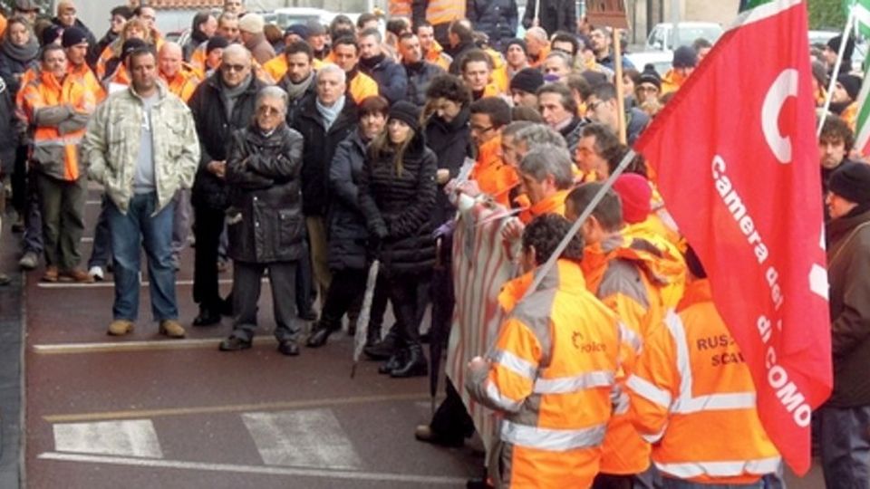 Holcim: «No ai nuovi tagli» Lunedì sciopero e presidio Holcim: «No ai nuovi tagli» Lunedì sciopero e presidio