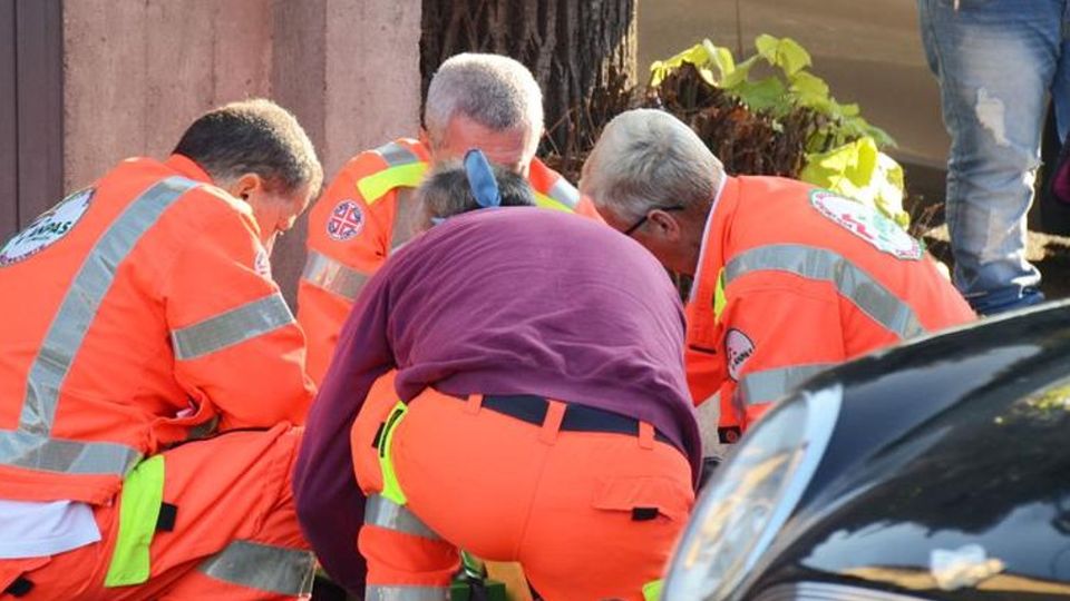 Calolzio, moto contro auto ragazzo di 18 anni in ospedale Calolzio, moto contro auto ragazzo di 18 anni in ospedale