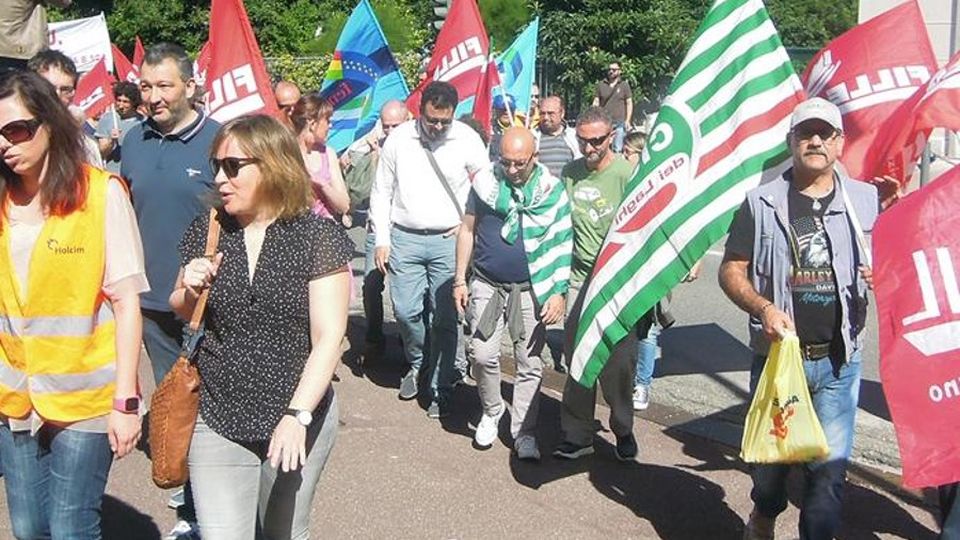 Holcim, sciopero contro i tagli I dipendenti incontrano il prefetto Holcim, sciopero contro i tagli I dipendenti incontrano il prefetto