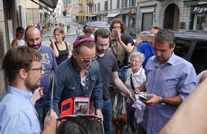 Como Bruce Springsteen in via Milano all’uscita da Tessabit Como Bruce Springsteen in via Milano all’uscita da Tessabit