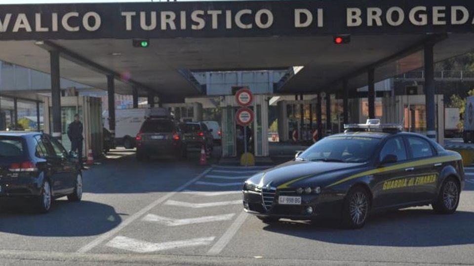 Politico in dogana con il tesoretto La finanza blocca 180mila euro Politico in dogana con il tesoretto La finanza blocca 180mila euro