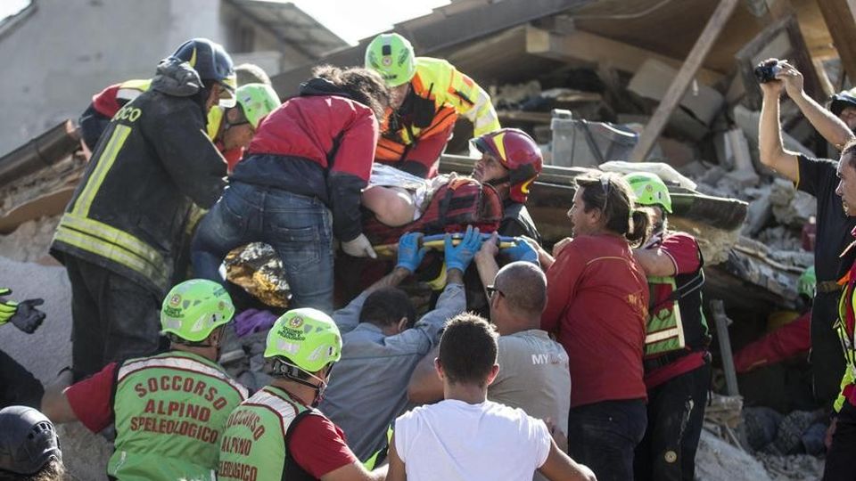TERREMOTO, I MORTI SONO 290 388 I FERITI IN OSPEDALI SALVATE 238 PERSONE NUOVA SCOSSA ALL’ALBA TERREMOTO, I MORTI SONO 290 388 I FERITI IN OSPEDALI SALVATE 238 PERSONE NUOVA SCOSSA ALL’ALBA