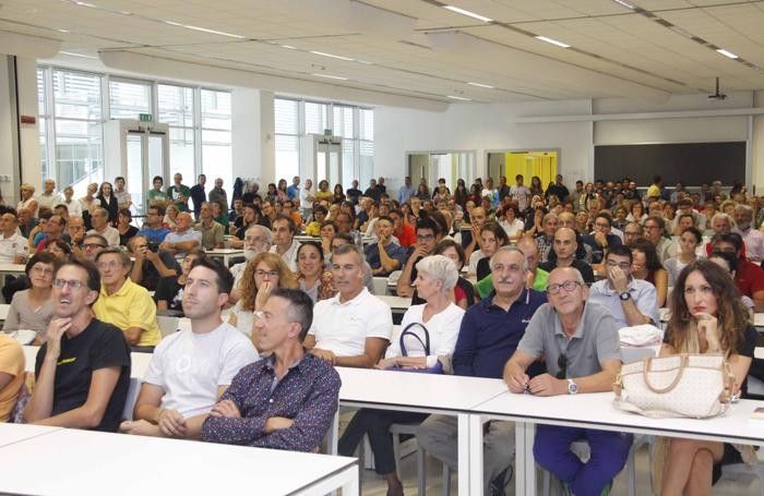 Aula magna strapieni per Mauro Corona e i Ragni Aula magna strapieni per Mauro Corona e i Ragni