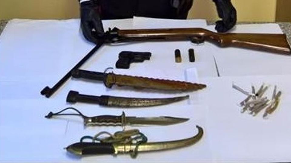 Carabina, lanciarazzi, machete e droga Denunciata coppia di Sala Comacina Carabina, lanciarazzi, machete e droga Denunciata coppia di Sala Comacina