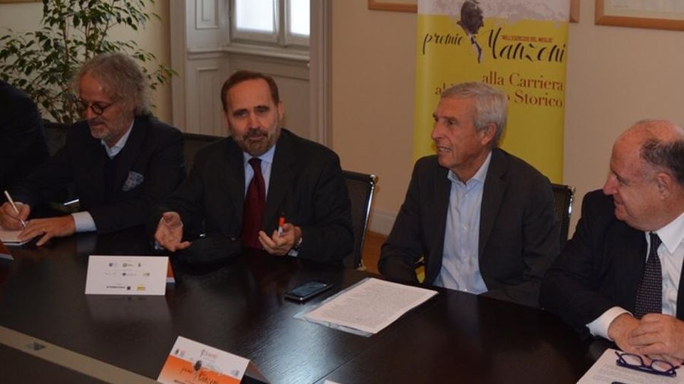 Premio Manzoni alla carriera Vince l’antica Roma di Manfredi Premio Manzoni alla carriera Vince l’antica Roma di Manfredi