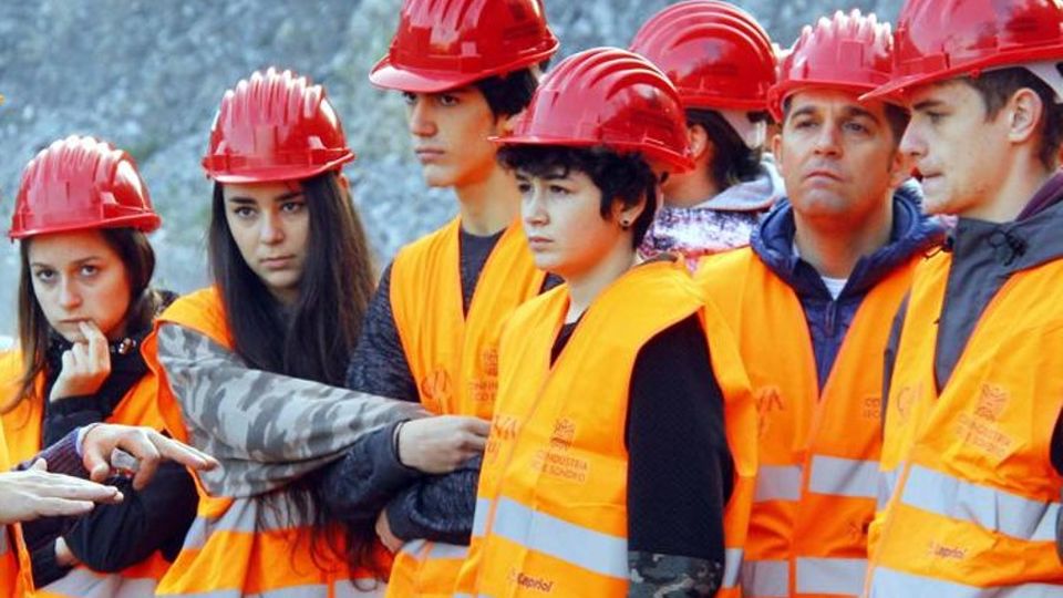 Lecco. Calce ed esplosivi I segreti delle cave svelati agli studenti Lecco. Calce ed esplosivi I segreti delle cave svelati agli studenti