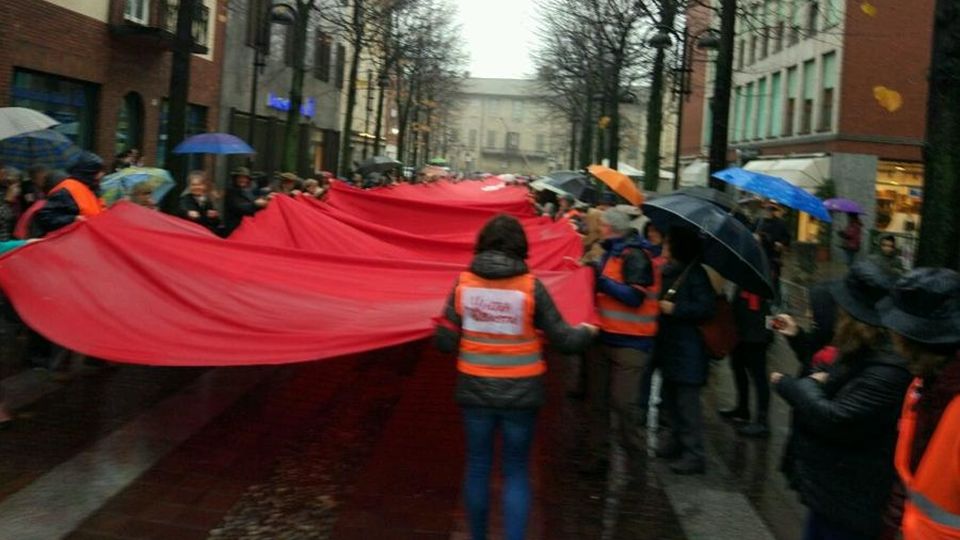In quattrocento sotto la pioggia Per dire no alla violenza sulle donne In quattrocento sotto la pioggia Per dire no alla violenza sulle donne