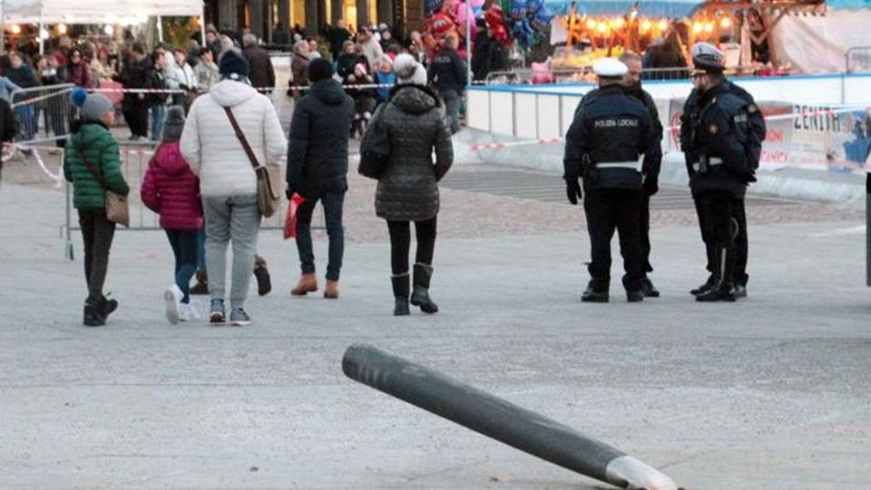 Piomba in auto sui mercatini e travolge la folla Piomba in auto sui mercatini e travolge la folla