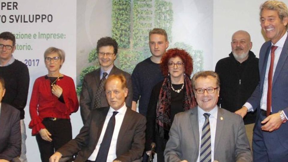 Riconoscimento alle aziende per i quarant’anni di attività Riconoscimento alle aziende per i quarant’anni di attività