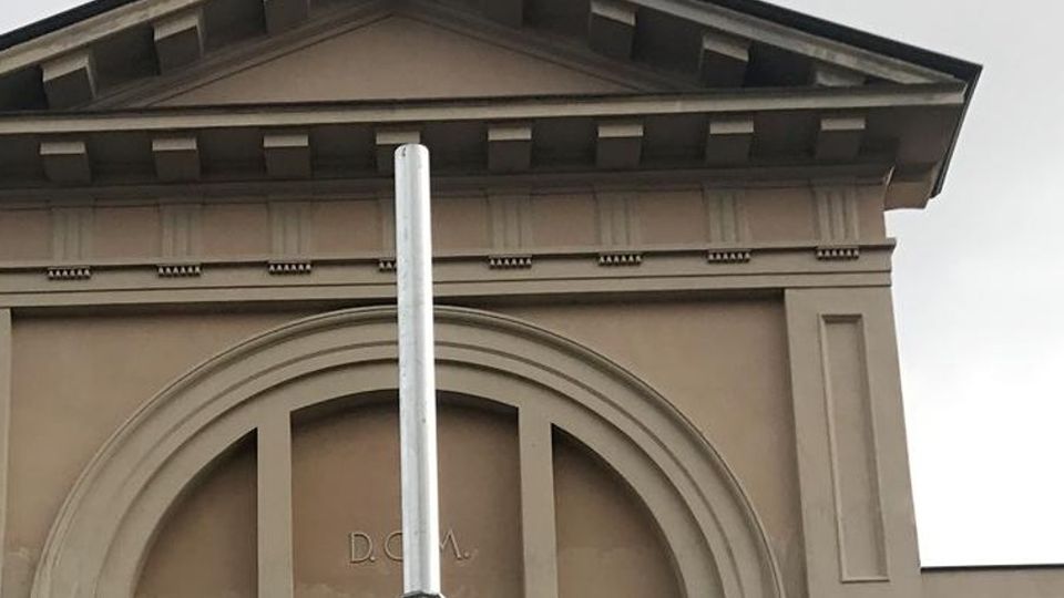 Erba, un palo della luce oscura la chiesa «Spostatelo più in là» Erba, un palo della luce oscura la chiesa «Spostatelo più in là»