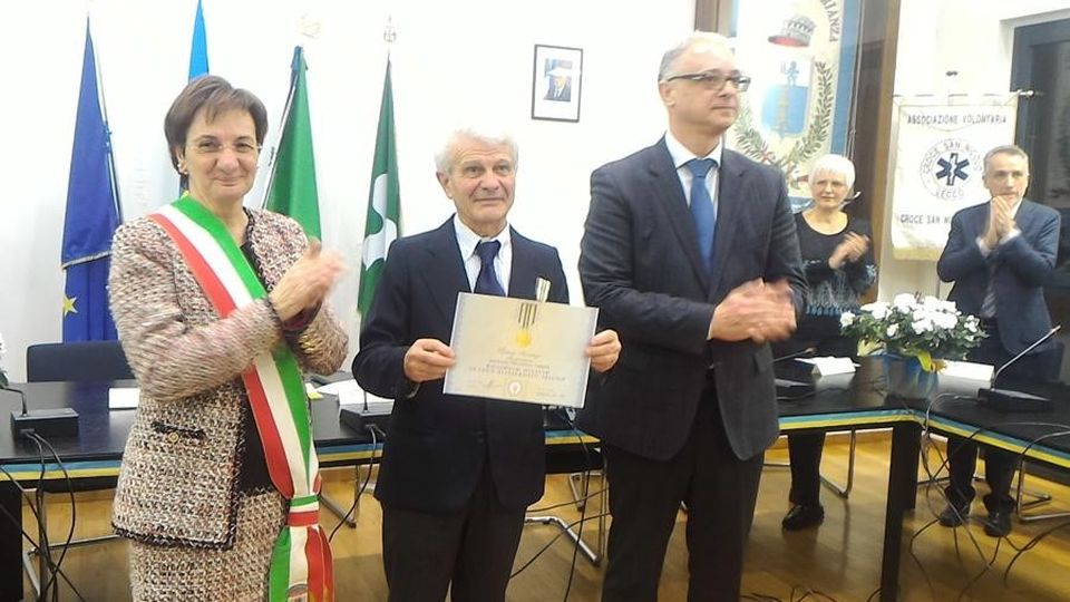 Armando, l’angelo degli orfani L’Ucraina gli dona una medaglia Armando, l’angelo degli orfani L’Ucraina gli dona una medaglia