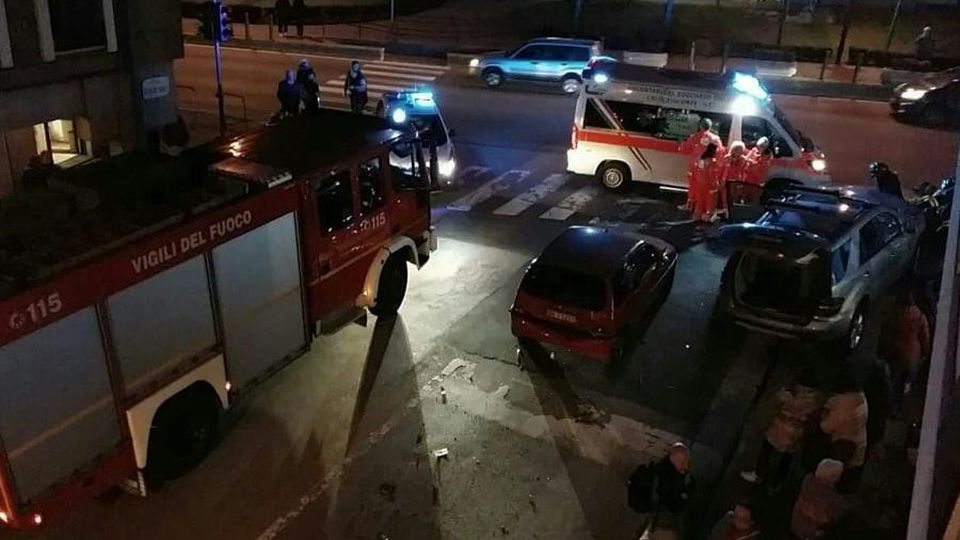 Suv impazzito abbatte un palo Tre feriti a Calolziocorte Suv impazzito abbatte un palo Tre feriti a Calolziocorte