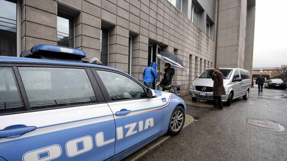 La morte del poliziotto E’ caccia ai complici La morte del poliziotto E’ caccia ai complici
