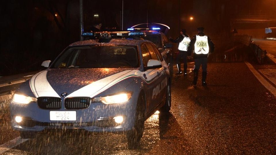 LA POLIZIA INSEGUE I LADRI A COLICO CORPO A CORPO: MORTO UN AGENTE LA POLIZIA INSEGUE I LADRI A COLICO CORPO A CORPO: MORTO UN AGENTE