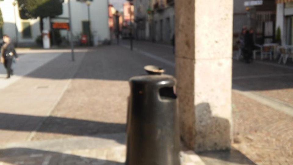 Mozziconi ovunque, a Mandello i posacenere li compra un cittadino Mozziconi ovunque, a Mandello i posacenere li compra un cittadino