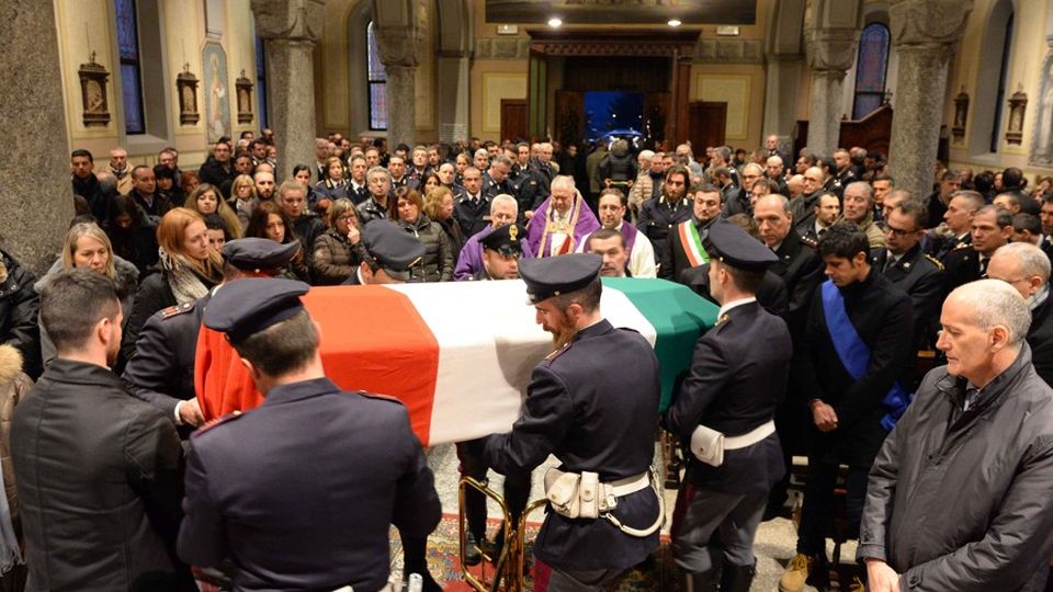 Subito l’ultimo saluto all’agente Come volevano i suoi genitori Subito l’ultimo saluto all’agente Come volevano i suoi genitori