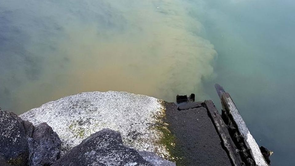 Il lago è molto basso, approdi a secco e fogne a cielo aperto Il lago è molto basso, approdi a secco e fogne a cielo aperto