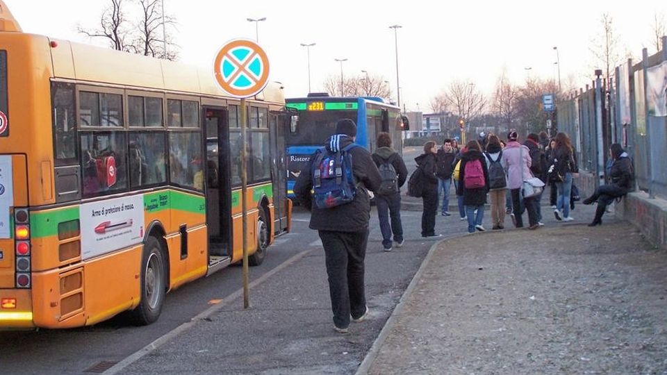 Acido sui sedili del bus degli studenti Due ragazzi in ospedale per ustioni Acido sui sedili del bus degli studenti Due ragazzi in ospedale per ustioni