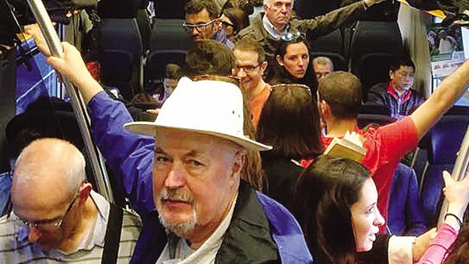 Il Coradia parte, ma “dimezzato” Passeggeri stipati e inferociti Il Coradia parte, ma “dimezzato” Passeggeri stipati e inferociti