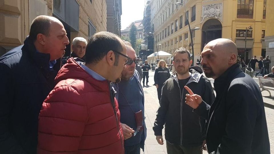 L’insulto proprio non va giù a Napoli De Magistris querela davvero Bizzozero L’insulto proprio non va giù a Napoli De Magistris querela davvero Bizzozero