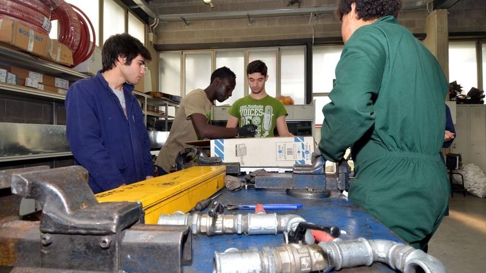 Gli allievi della Moro salgono in cattedra E trasformano le casalinghe in idraulici Gli allievi della Moro salgono in cattedra E trasformano le casalinghe in idraulici