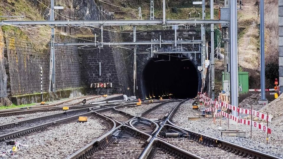 Escavatore si ribalta in stazione Bellinzona, problemi per i treni Escavatore si ribalta in stazione Bellinzona, problemi per i treni