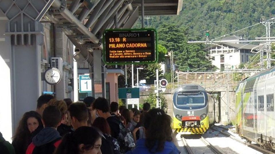 Salvi due treni della Milano-Asso Pendolari, agosto meno amaro Salvi due treni della Milano-Asso Pendolari, agosto meno amaro