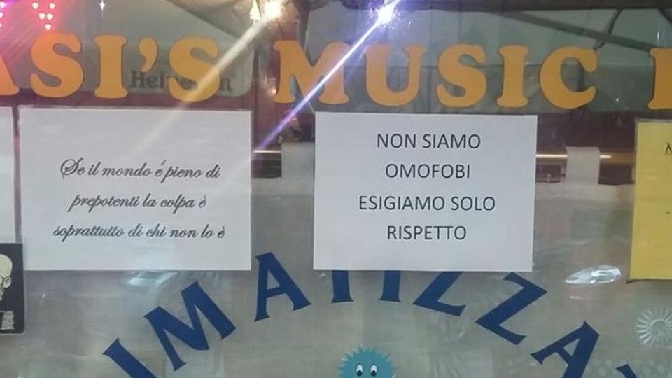 Fuori dal locale per un bacio saffico? Il barista di Pescarenico: «È falso» Fuori dal locale per un bacio saffico? Il barista di Pescarenico: «È falso»
