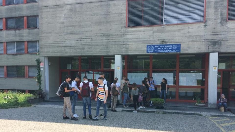 Il progetto c’è, ma i fondi sono in ritardo Allievi del Viganò a lezione tra i ponteggi Il progetto c’è, ma i fondi sono in ritardo Allievi del Viganò a lezione tra i ponteggi