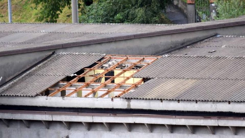 Nuovo allarme amianto L’ex vellutificio fa paura Nuovo allarme amianto L’ex vellutificio fa paura