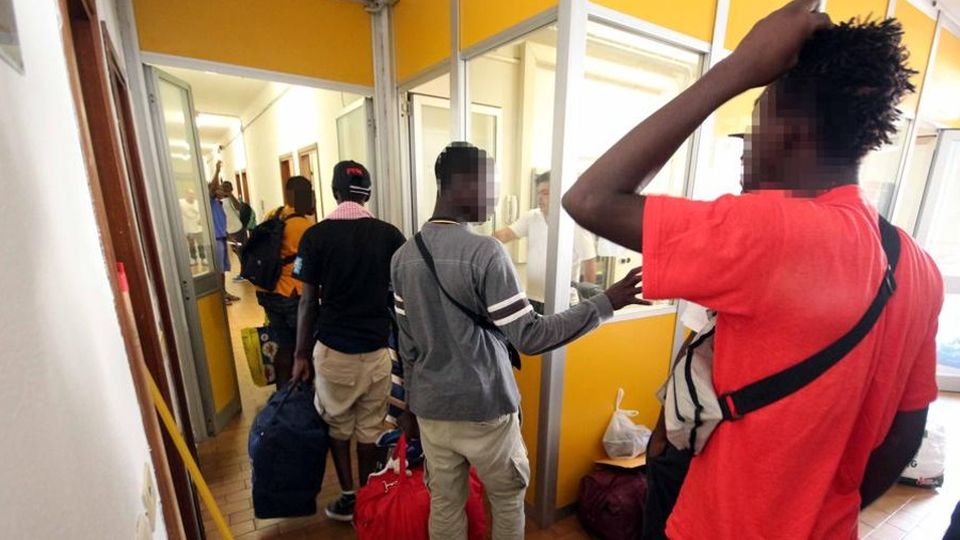 Il profugo con l’hascisc La politica si divide Il profugo con l’hascisc La politica si divide