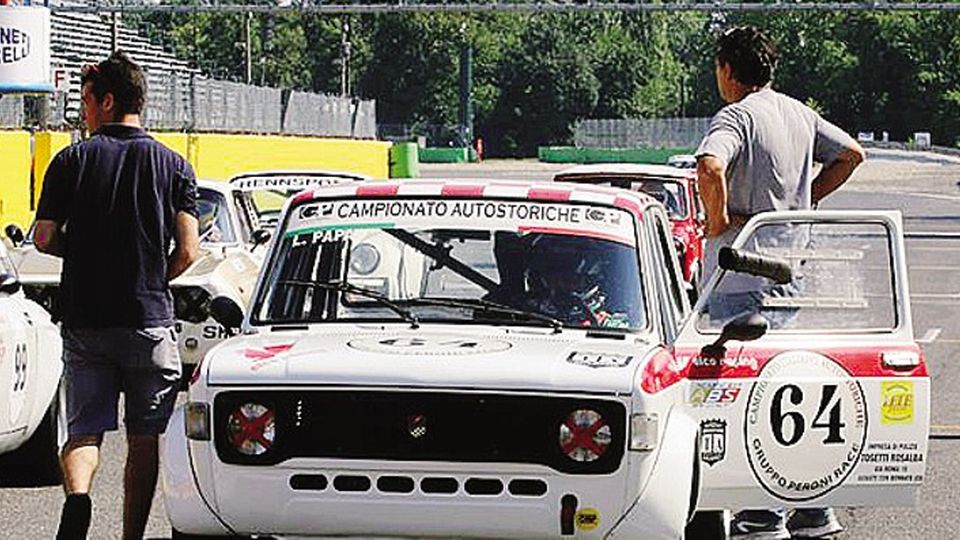 Campione italiano auto storiche Loris Papa si coccola la Fiat 128 Campione italiano auto storiche Loris Papa si coccola la Fiat 128