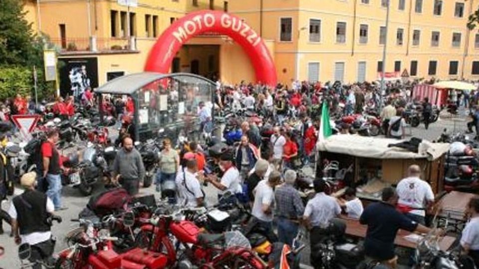 Paese blindato per il raduno Guzzi Bloccati gli ingressi e il lungolago Paese blindato per il raduno Guzzi Bloccati gli ingressi e il lungolago