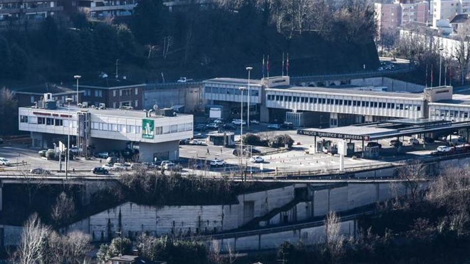 Giubbotti taroccati per Napoli Maxi sequestro della Guardia di finanza Giubbotti taroccati per Napoli Maxi sequestro della Guardia di finanza