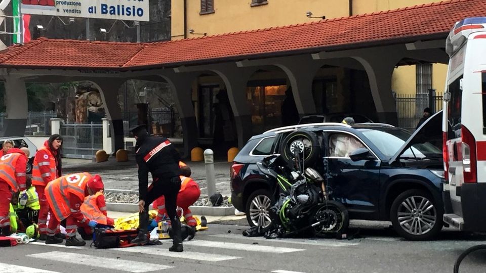 Scontro auto moto a Balisio Lo zio muore, il nipote è gravissimo Scontro auto moto a Balisio Lo zio muore, il nipote è gravissimo