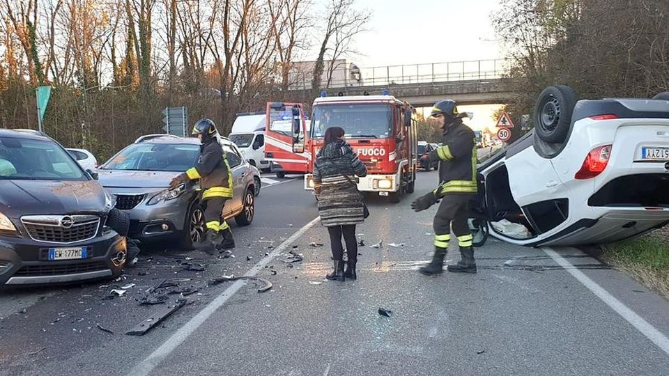 Arosio, incidente tra cinque auto Traffico in tilt sulla Valassina Arosio, incidente tra cinque auto Traffico in tilt sulla Valassina