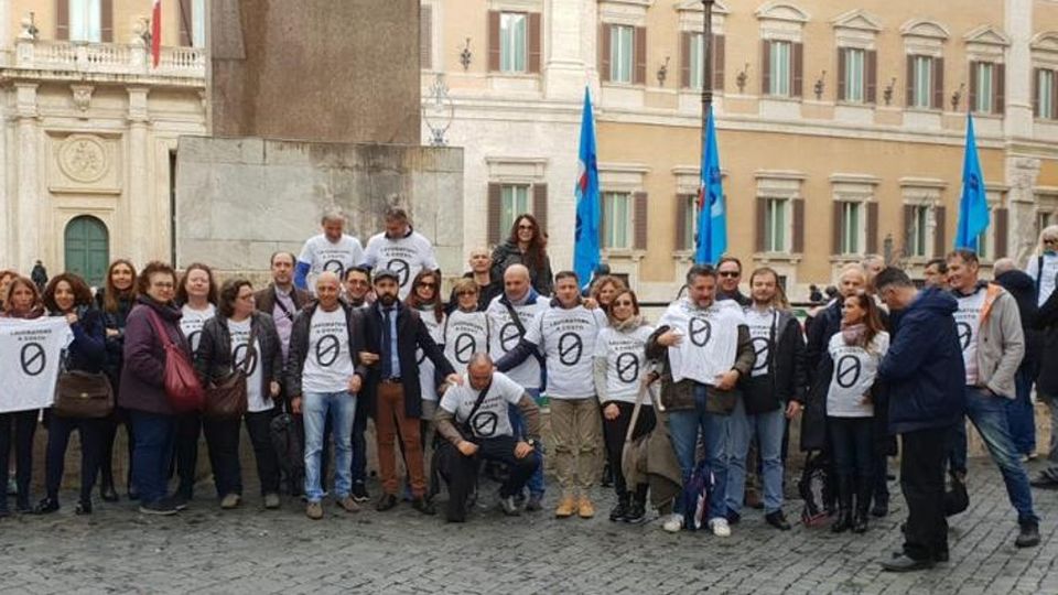 Campione, la protesta a Montecitorio Spiraglio per i controllori del Casinò Campione, la protesta a Montecitorio Spiraglio per i controllori del Casinò