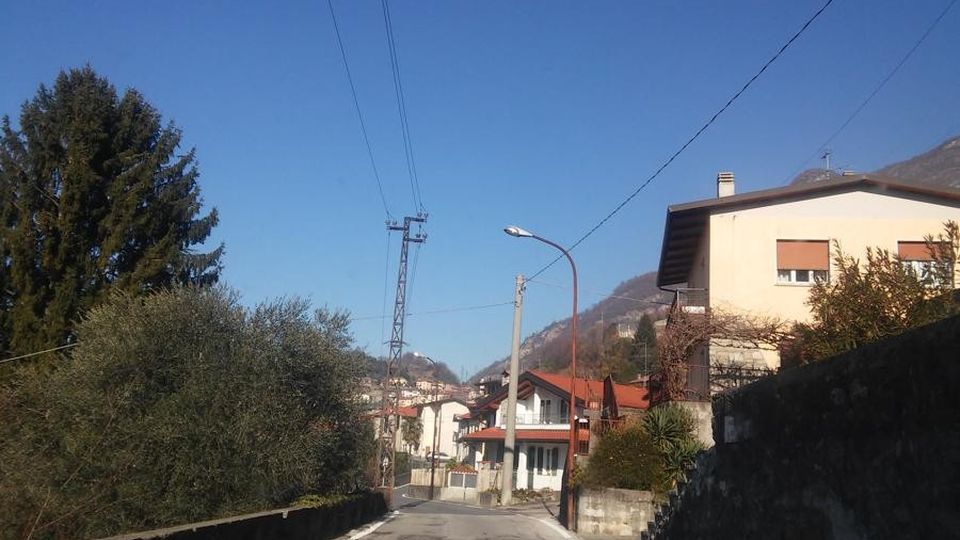 Via Segantini, beffa senza fine Adesso i lampioni sono ko Via Segantini, beffa senza fine Adesso i lampioni sono ko