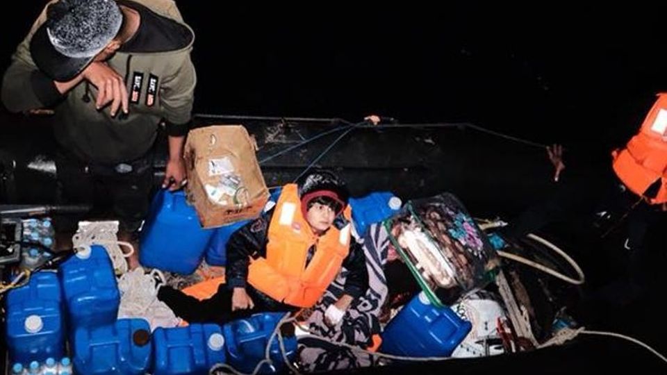 Salva tre giovanissimi migranti «In mare per curare il fratellino» Salva tre giovanissimi migranti «In mare per curare il fratellino»