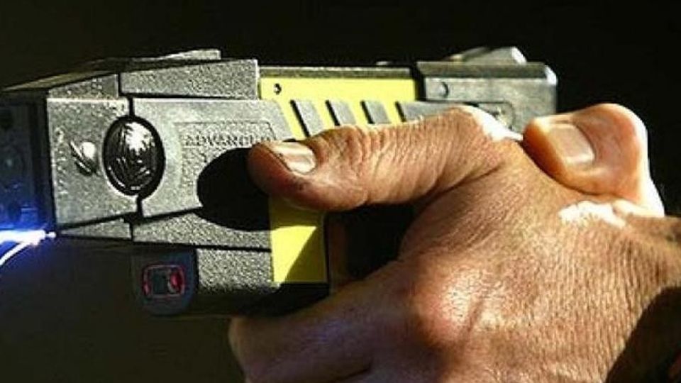 Polizia: ecco la pistola elettrica Al via la sperimentazione del Taser Polizia: ecco la pistola elettrica Al via la sperimentazione del Taser