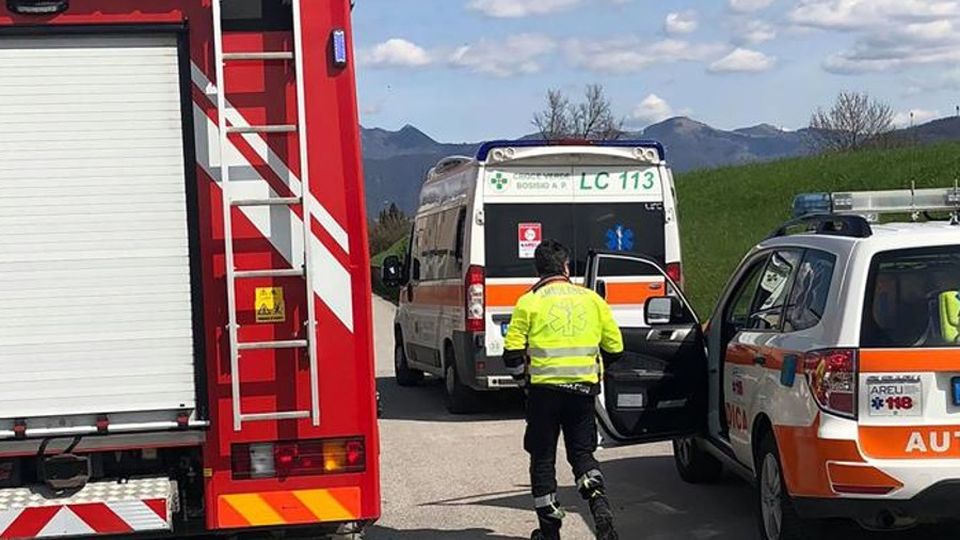 Atterra male con il parapendio, paura a Cesana ma si salva Atterra male con il parapendio, paura a Cesana ma si salva