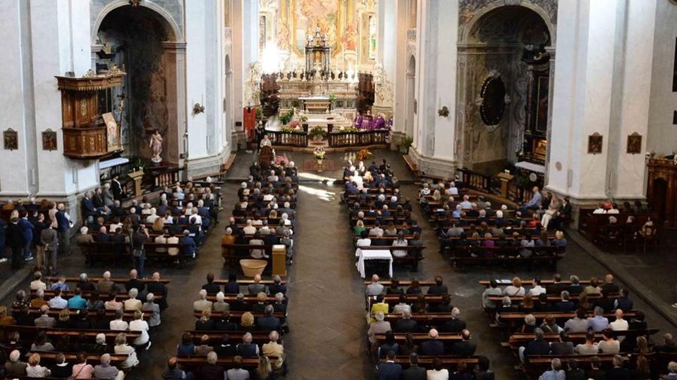 Morbegno, un lungo applauso e un abbraccio per il signor Mario Morbegno, un lungo applauso e un abbraccio per il signor Mario