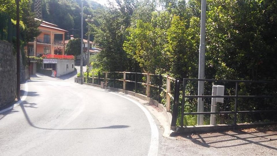 Un metro e mezzo per le automobili Via Segantini più larga e più sicura Un metro e mezzo per le automobili Via Segantini più larga e più sicura