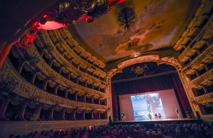 Como Prima e dopo Apple chi sono i padroni del mondo con Antonio Bosio e Alberto Puliafito (giovane), modera DIego Minonzio, Teatro Sociale Primavere de La Provincia