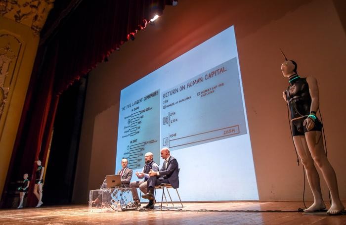 Como Prima e dopo Apple chi sono i padroni del mondo con Antonio Bosio e Alberto Puliafito (giovane), modera DIego Minonzio, Teatro Sociale Primavere de La Provincia