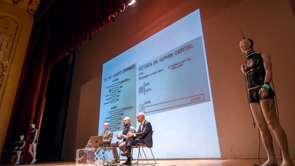 Como Prima e dopo Apple chi sono i padroni del mondo con Antonio Bosio e Alberto Puliafito (giovane), modera DIego Minonzio, Teatro Sociale Primavere de La Provincia Como Prima e dopo Apple chi sono i padroni del mondo con Antonio Bosio e Alberto Puliafito (giovane), modera DIego Minonzio, Teatro Sociale Primavere de La Provincia