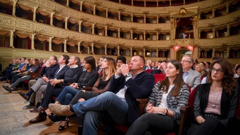Como Prima e dopo Apple chi sono i padroni del mondo con Antonio Bosio e Alberto Puliafito (giovane), modera DIego Minonzio, Teatro Sociale Primavere de La Provincia Como Prima e dopo Apple chi sono i padroni del mondo con Antonio Bosio e Alberto Puliafito (giovane), modera DIego Minonzio, Teatro Sociale Primavere de La Provincia