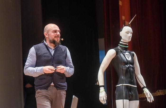 Como Prima e dopo Apple chi sono i padroni del mondo con Antonio Bosio e Alberto Puliafito (giovane), modera DIego Minonzio, Teatro Sociale Primavere de La Provincia