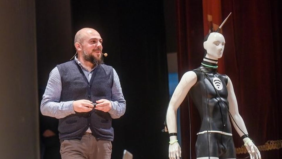 Como Prima e dopo Apple chi sono i padroni del mondo con Antonio Bosio e Alberto Puliafito (giovane), modera DIego Minonzio, Teatro Sociale Primavere de La Provincia Como Prima e dopo Apple chi sono i padroni del mondo con Antonio Bosio e Alberto Puliafito (giovane), modera DIego Minonzio, Teatro Sociale Primavere de La Provincia